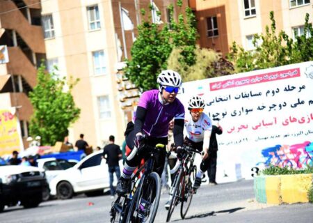 مادری که پشت دوچرخه دخترش می‌دوید