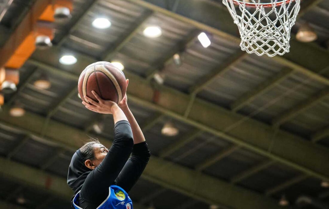 استقلال باخت، پالایش نفت صدرنشین ماند