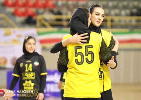 پیروزی قاطع دختران والیبالیست سپاهان در شیراز